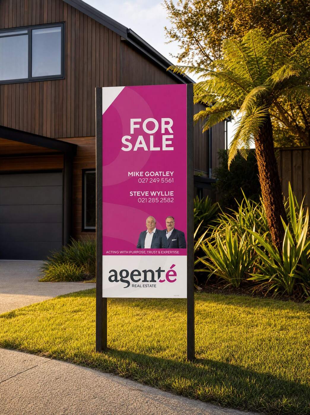 Agenté 600 × 1400 For Sale signboard on timber posts