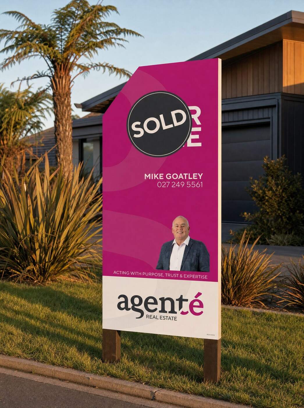 Agenté SOLD signboard outside a sold property